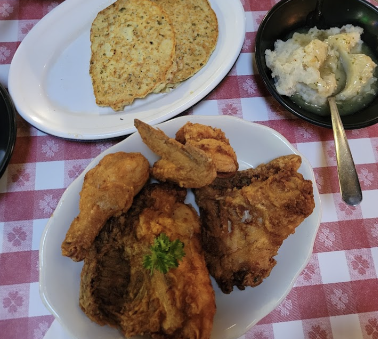 Paul Bunyan’s Cook Shanty signature dishes Flapjacks
Sausage Links
Fried Chicken